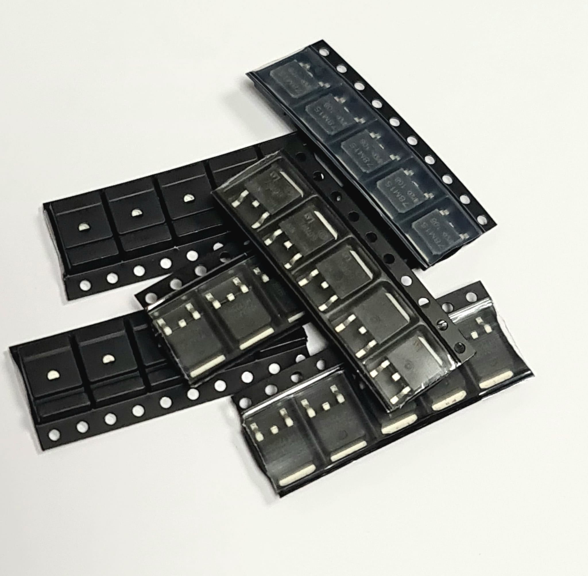 SMD Tranzistori TO-252 78M05, 78M06, 78M08, 78M09, 78M12, 78M15, 6x5gab. (30gab.) (1990)