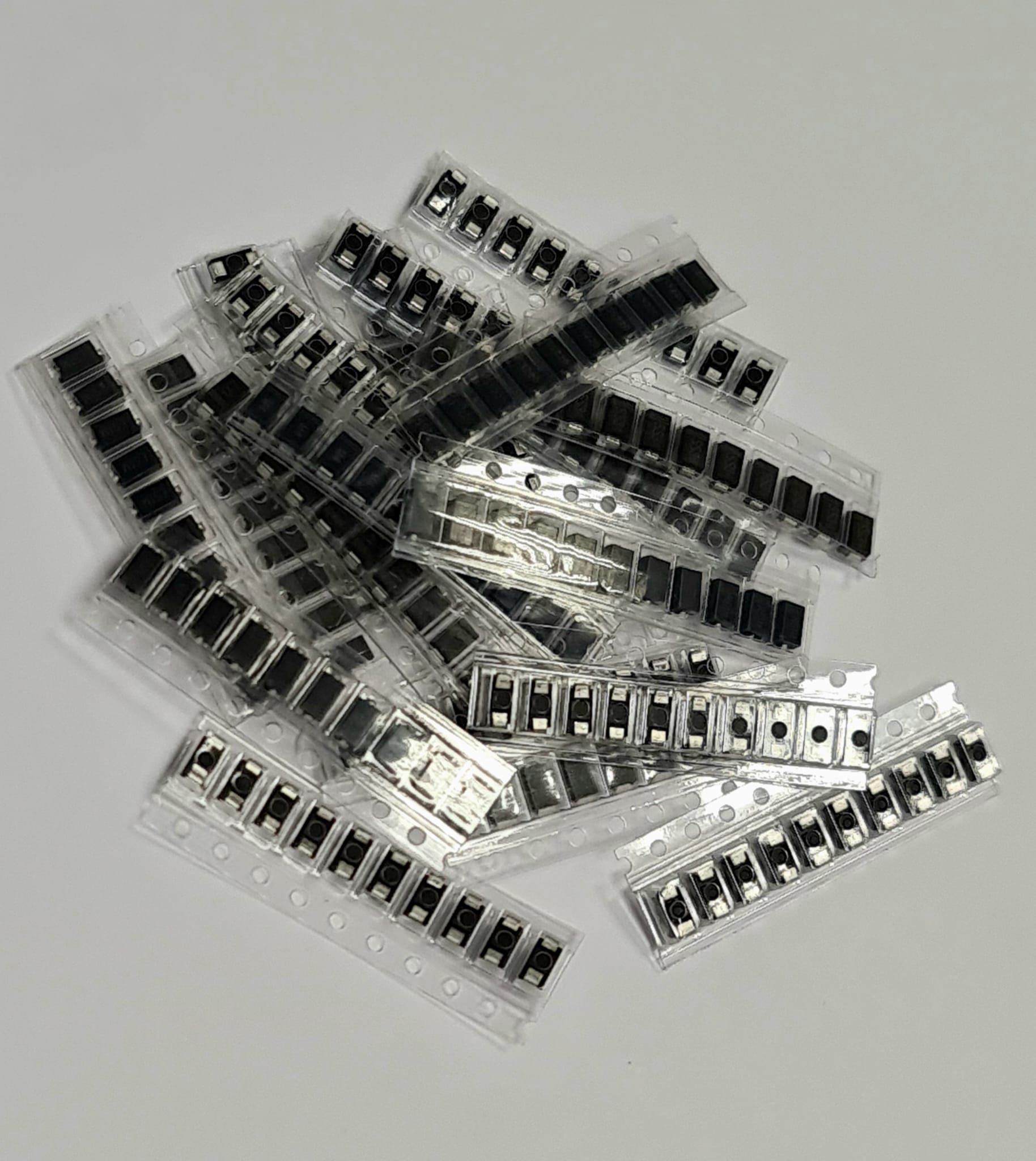 Diodes SMD  M1, M4, M7, SS14, SS24, RS1M, US1M, SS34, SS36, SS26, RS2M, SS110, SS220, SS210, SS310, SS510, SS16, ES1J, ES1D, ES1M 20x10gab. (200gab.) (1988)